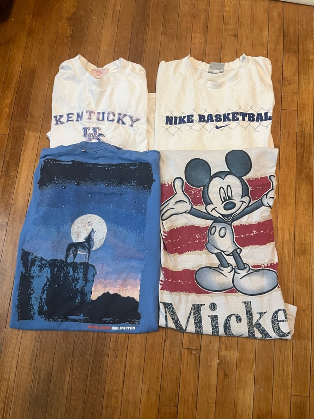 Vintage 90s T-shirt distressed Bundle Malboro, Nike, Mickey
